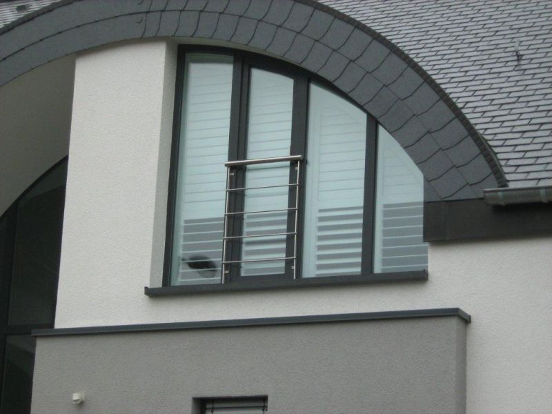 Gebogenes Fenster mit passender Fensterbank
